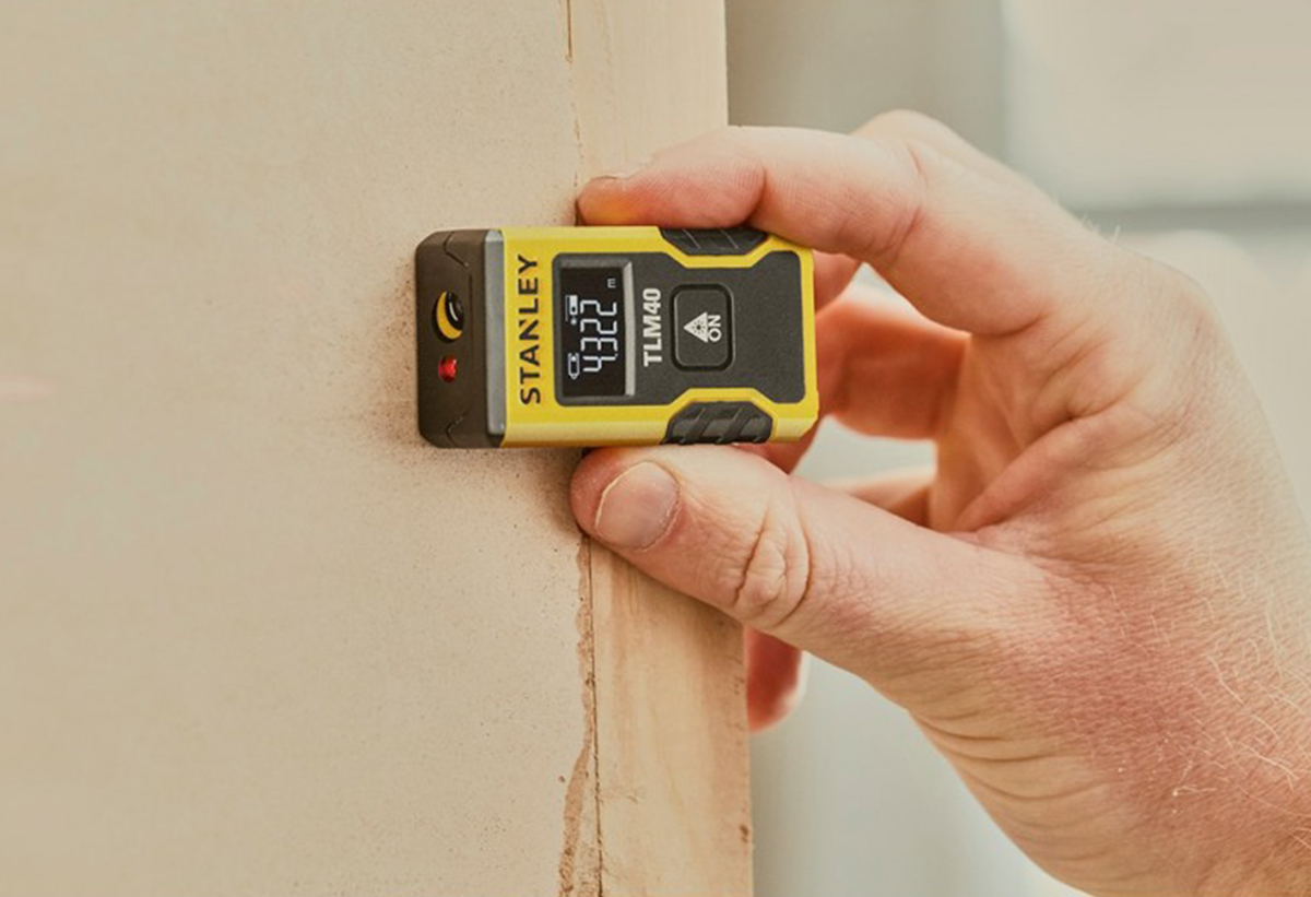 Απεικονίζεται χέρι να χρησιμοποιεί το εργαλείο για να μετρήσει απόσταση.